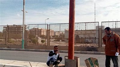 تركيب ٧٥٠ عمود إنارة و١٠٠٠ كشاف لرفع كفاءة الإنارة بمركز المنيا