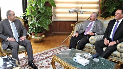 وزير الطيران يؤكد استخدام تقنيات الثورة الصناعية لدخول عصر المطارات الذكية