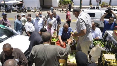 محافظ أسيوط يتفقد بعض المنافذ المتنقلة للاصلاح الزراعي لبيع المنتجات الزراعية ومنتجات الدواجن بأسعار مخفضة