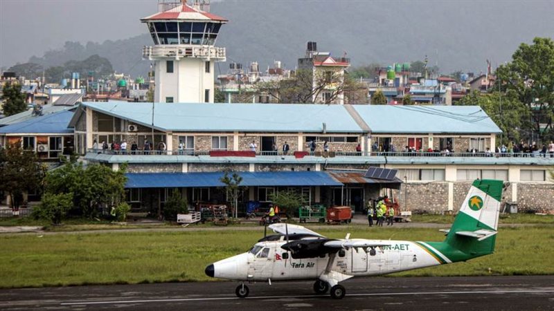 طائرة في مطار نيبال