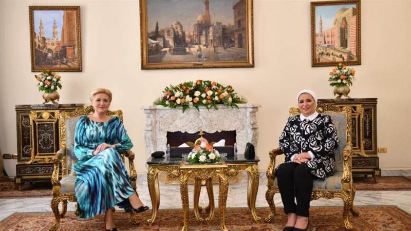 السيدة الاولي تستقبل