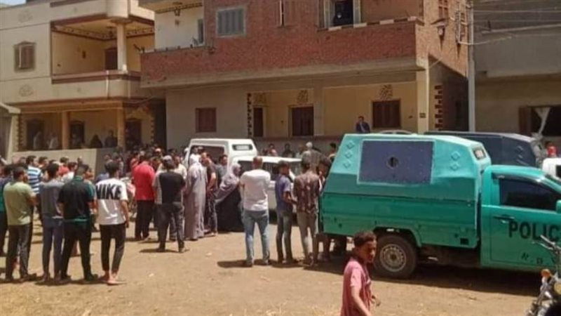 تجمهر الأهالي أمام