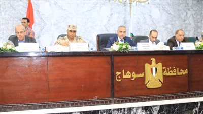 محافظ سوهاج يبحث موقف مشروعات المبادرة الرئاسية لتطوير الريف المصري 