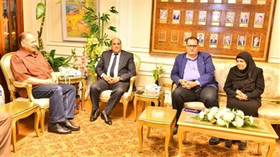 محافظ أسيوط يستقبل رئيس هيئة الإصلاح الزراعي لمناقشة سبل دعم توريد القمح وتخصيص الأراضي اللازمة لإقامة مشروعات حياة كريمة