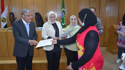 محافظ المنيا يسلم 179 مشروعًا تنمويًا يدعو الشباب للتوسع في المشروعات الصغيرة