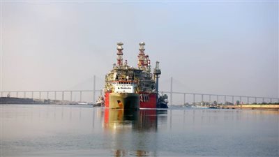 لأول مرة.. نجاح عبور وحدة لإنتاج وتخزين الغاز الطبيعي المسال للقناة