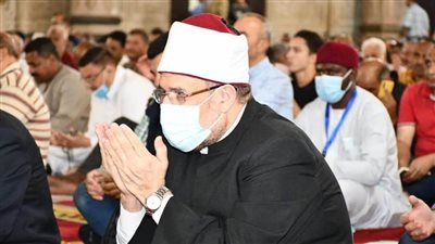 محافظ الإسكندرية ووزير الأوقاف يؤديان صلاة الجمعة بمسجد سيدي أبي العباس المرسي