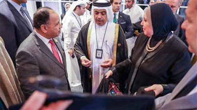 نيفين جامع ووزيرا مالية مصر وقطر يتفقدون معرض تراثنا للحرف والمشغولات اليدوية
