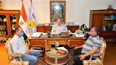 محافظ أسيوط يلتقى مسئولي الزراعة والتموين لبحث زيادة معدلات توريد القمح ويعلن توريد 154 ألف طن قمح حتى الآن 