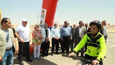 محافظ الوادي الجديد يهدي وزيرة البيئة درع المحافظة