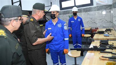 وزير الدفاع يتفقد إحدى الورش الرئيسية للأسلحة التابعة لإدارة الأسلحة والذخيرة