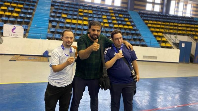 أبطال الزهور يحصدون