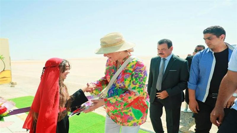 وزيرة البيئة تضع