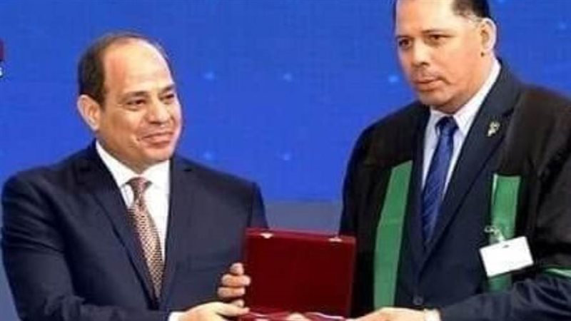 تكريم الرئيس للدكتور