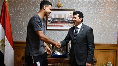 وزير الرياضة يلتقي عمر عصر لاعب منتخب تنس الطاولة