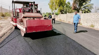 محافظ قنا: بدء أعمال رصف الطرق الرئيسية لقريتي حمرا دوم وأبو حزام