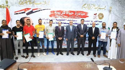 محافظ سوهاج يسلم 50 وثيقة تأمين على الحياة للعمالة غيرة المنتظمة