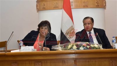وزيرة الثقافة: 