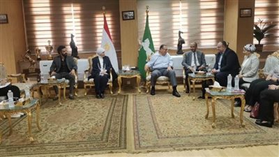محافظ الشرقية يلتقي فريق عمل برنامج 