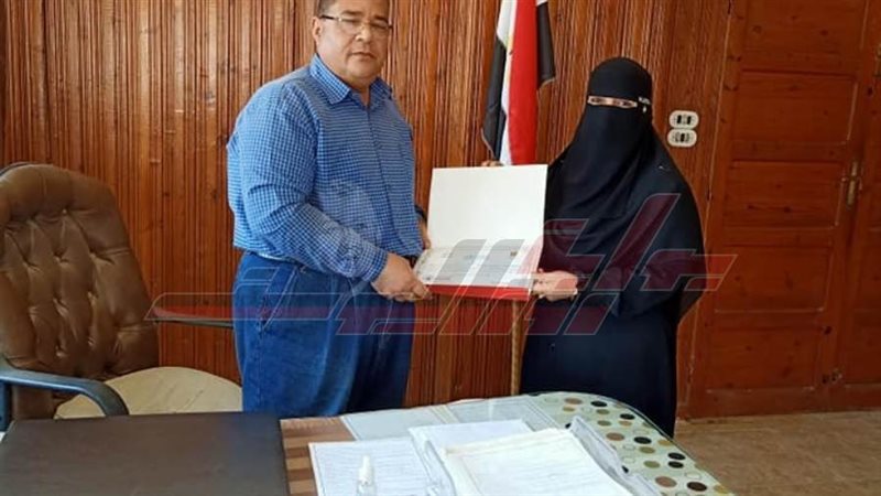 تسليم العقود