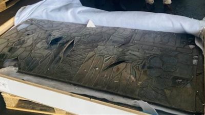 جمارك الصادرات الجوية بمطار القاهرة تضبط محاولة تهريب قطعتين أثريتين