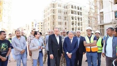 محافظ المنيا ورئيس صندوق التنمية الحضرية يتفقدان موقع إنشاء 78 عمارة 