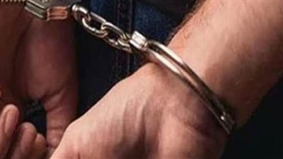 ضبط متهم وسيدة قاما بالنصب على عامل بسوبر ماركت 