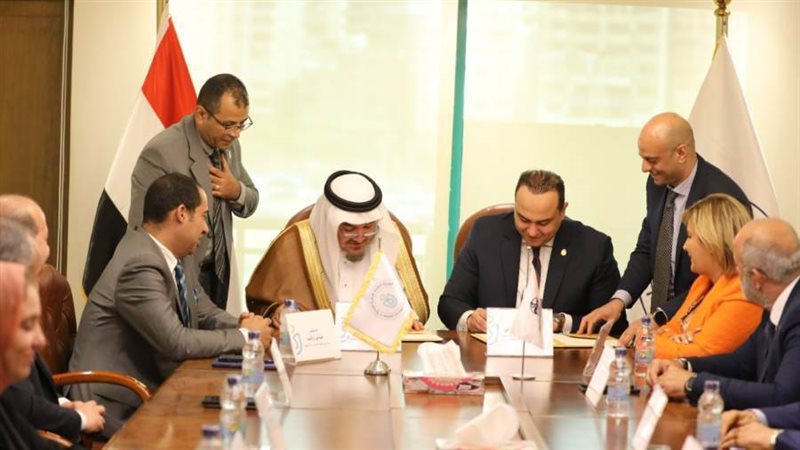 أثناء توقيع البروتوكول