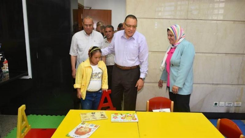 محافظ الشرقية خلال