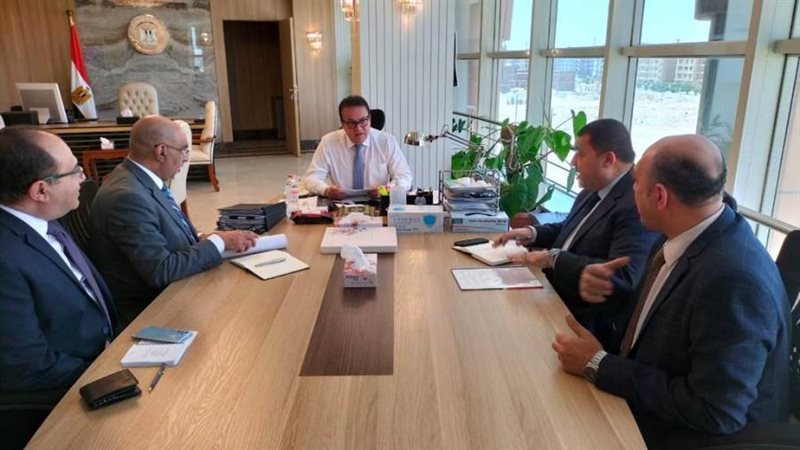 اجتماع وزير الصحة