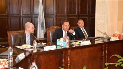 رئيس جامعة الإسكندرية يستقبل نائب رئيس مجموعة المناخ بجامعة كامبريدج البريطانية