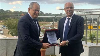 جمال علام يهدى درع الإتحاد لسفير مصر في مالاوى
