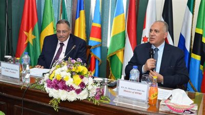 وزير الرى يوزع شهادات إتمام البرنامج التدريبي 