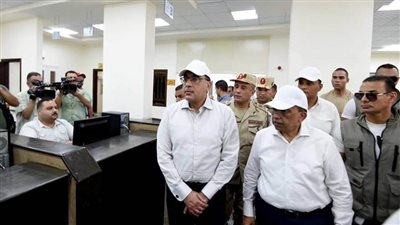 رئيس الوزراء يتفقد مشروعي مجمع الخدمات الحكومية ومجمع الخدمات الزراعية بـ