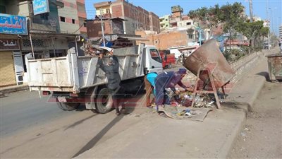 تحت حرارة الشمس الشديدة.. عمال النظافة يؤدون واجبهم بكفر الشيخ