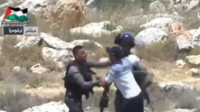 فيديو..فلسطيني صاحب الأرض يتبادل اللكمات مع جنود الاحتلال للدفاع عن أرضه