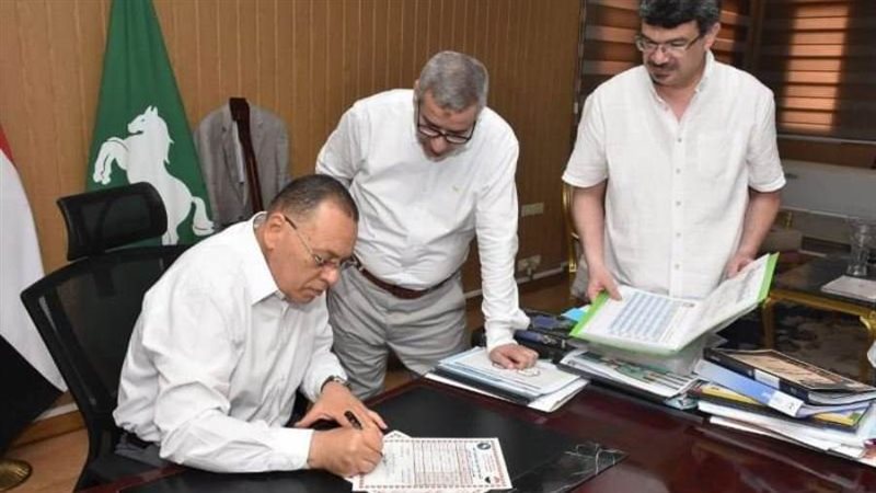 محافظ الشرقية أثناء