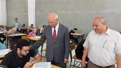 رئيس جامعة بنها يتابع امتحانات الفصل الدراسي الثاني في 6 كليات 