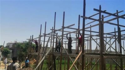 إزالة 6 حالات تعدٍّ بالبناء على أرض زراعية بقرية بالمنيا