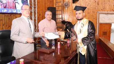 مركز التعليم المدمج بجامعة سوهاج يحتفل بتخرج طلاب برنامج العلوم العربية والإسلامية
