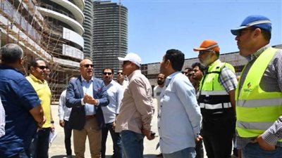 وزير الإسكان يتفقد 