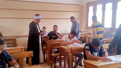 طلاب القسم الأدبي بالشهادة الثانوية الأزهرية بسوهاج يؤدون امتحان مادة الجغرافيا 