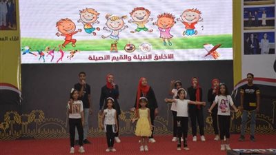 فقرة فنية تجذب الانتباه وتثير اهتمام الحضور باللقاء الأول للعلماء والمثقفين