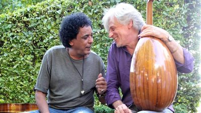 صديق العمر لمحمد منير.. وفاة العازف الألماني رومان بونكا