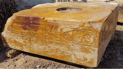 الكشف عن كتل حجرية من عهد الملك خوفو بمعبد الشمس بالمطرية