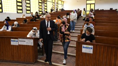 رئيس جامعة القناة يشدد بنفسه على عدم دخول المحمول والساعات الذكية  للجان الامتحانية
