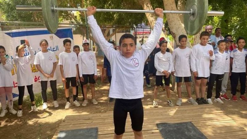 وزير الشباب يشاهد