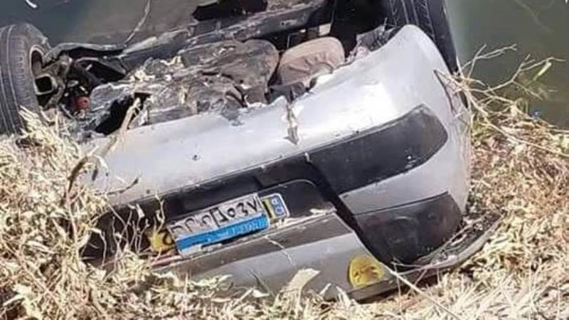 سقوط سيارة بالرياح