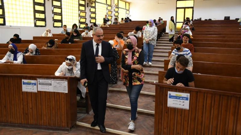 رئيس الجامعة في لجان