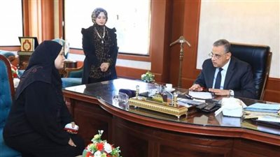 محافظ سوهاج ونائبه والسكرتير المساعد يلتقون 106 مواطنين لبحث مطالبهم وحل شكواهم